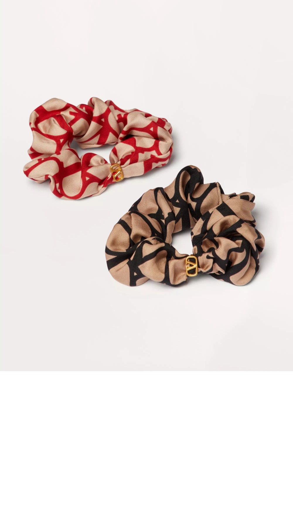 트왈 이코노그라프 브이로고 아플리케 장식 실크 스크런치 세트 > 발렌티노