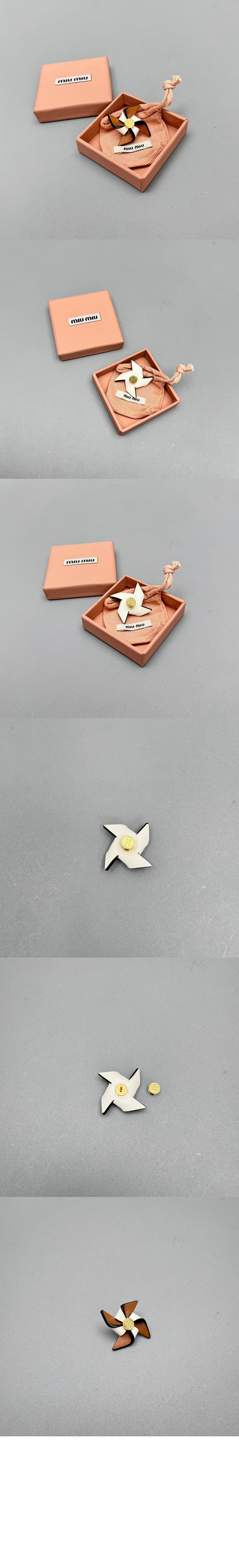 가죽 핀휠 브로치 5IS114 > 미우미우