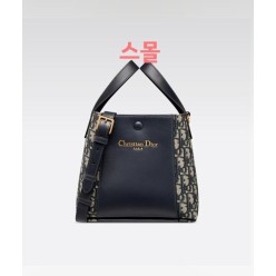 디* Signature 스몰버킷백 블루 Di*r Oblique 자카드  스무스 송아지 가죽