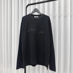 아** 스튜디오 엠보 로고 롱슬리브 티셔츠