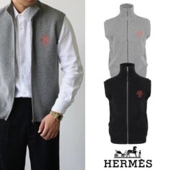 에*** 마차 자수 하이넥 니트 베스트