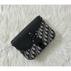 디* 새들 플랩 크로스 스트랩백