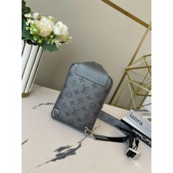 루* 모노그램 메탈그레이 아웃도어 슬링백 가방