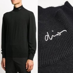 디* 자수로고 하프넥니트