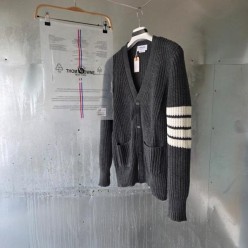 톰* 사선 스트라이프 브이넥 가디건