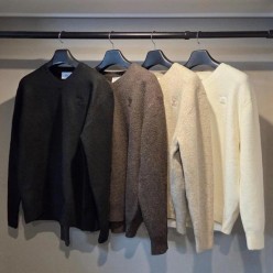 아* 드 꾀흐 까마이외 자수 V넥 울 스웨터