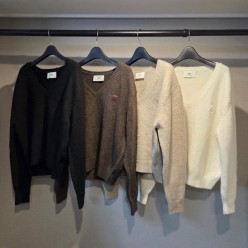 아* 드 꾀흐 까마이외 자수 V넥 울 스웨터 (여성)