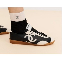 샤* 스니커즈 카프스킨  엠보스드 스웨이드 카프스킨