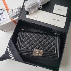 샤* 보이백 미듐 은장 캐비어