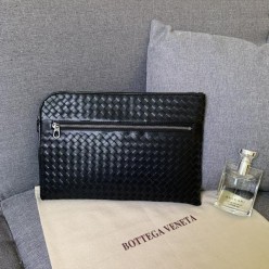 보** 인트레치아토 지퍼 클러치