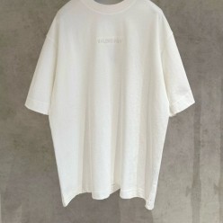 발**** 백 자수로고 패치 티셔츠