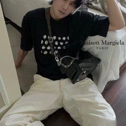 메* 마르지엘라 펀칭 패턴 로고 티셔츠