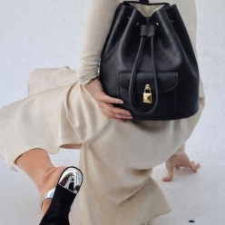 로* 피아나 수입프리미엄급 Extra Drawstring backpack L27 Calfskin Black