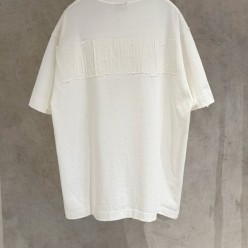 발**** 백 자수로고 패치 티셔츠