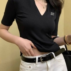 미*** 브이넥 이너 니트 티셔츠