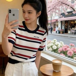 미*** 자수로고 스트라이프 니트