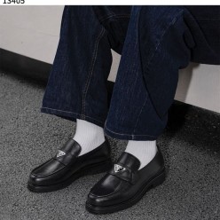 프** 삼각 로고 브러쉬드 가죽 로퍼