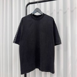 발**** 스트라이프 미디엄 핏 티셔츠