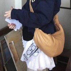 르** 수입프리미엄급 크로와상 소프트 나파 레더 백 미디움 베이지
