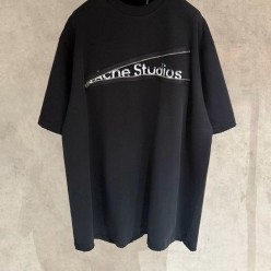 아** 지퍼 로고 티셔츠