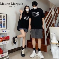 메* 마르지엘라 펀칭 패턴 로고 티셔츠