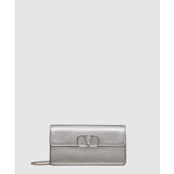 VLogo 시그니처 메탈릭 그레인 카프스킨 체인 지갑