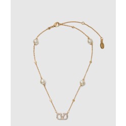 크리스털 및 진주 장식 브이로고 시그니처 메탈 네크리스